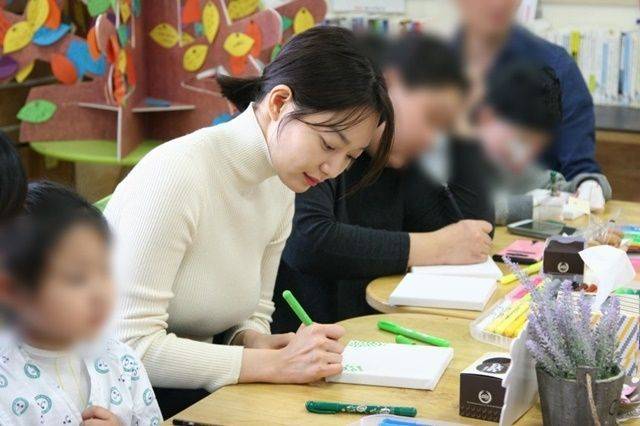 배우 신민아 씨가 한림화상재단을 방문해 소아 화상 환자들과 함께 미술 활동을 하고 있다. 한림화상재단 제공