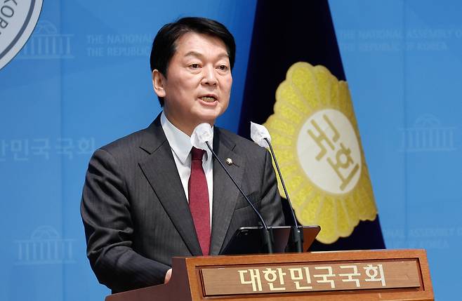 안철수 국민의힘 의원이 지난 20일 국회에서 이재명 더불어민주당 대표의 공식선거법 위반 혐의 재판 2심이 다음달 15일까지 선고돼야 한다고 주장하고 있다. /뉴스1