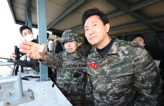오세훈 서울시장이 지난 24일 경기 김포시 월곶면 해병대 2사단 OP를 찾아 근무자로부터 설명을 듣고 있다. /뉴시스