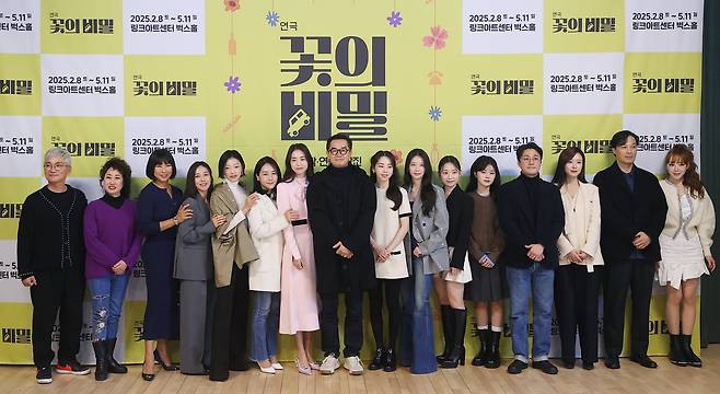 최근 서울 종로구 예술가의 집에서 열린 연극 '꽃의 비밀' 기자간담회에 참석한 연출가 장진(가운데 검은 옷 입은 남자)과 출연 배우들. /연합뉴스