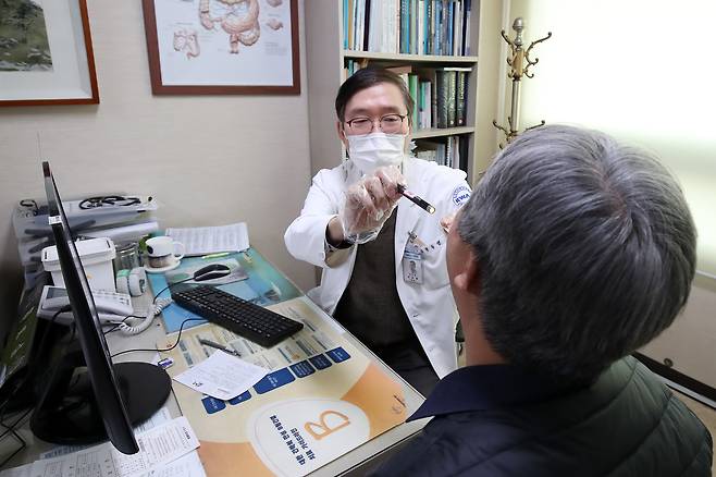 독감 의심 환자가 최근 9주 연속 증가한 가운데 지난 1월 20일 대구의 한 종합병원에서 의사가 독감 증상으로 내원한 환자를 진료하고 있다./뉴스1