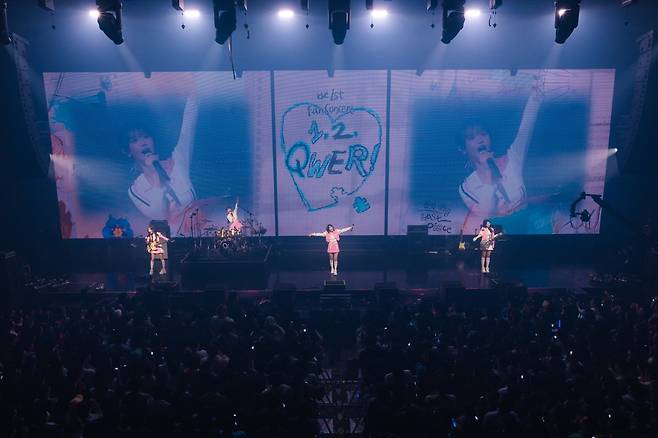 QWER, 감동의 첫 팬콘서트…