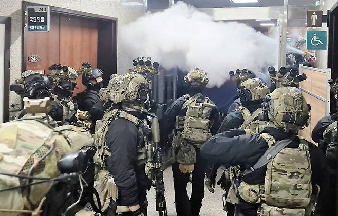 윤석열 대통령이 지난해 12월3일 저녁 비상계엄을 선포한 가운데 4일 밤 서울 국회의사당에서 계엄군이 국회 본청으로 진입하고 있다. 연합뉴스