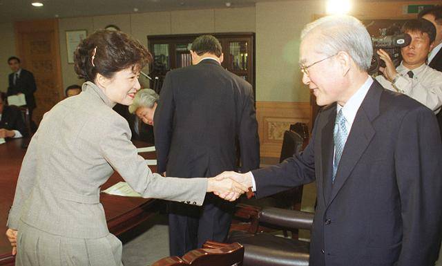 2000년 10월 6일 한나라 총재단 회의에 나타난 박근혜 부총재와 이회창 총재가 밝은 표정으로 악수하며 인사하고 있다. 한국일보 자료사진