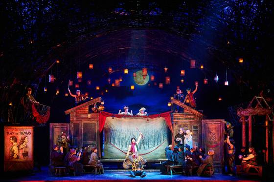 뮤지컬 ‘웃는 남자’ 공연 모습. [사진 EMK뮤지컬컴퍼니]