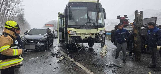 ▲ 27일 오전 11시 20분쯤 원주 가현동 원주IC 인근 2km 전방 영동고속도로(강릉방향)에서 차량이 뒤엉키는 추돌사고가 발생해 일대가 정체를 빚고 있다.