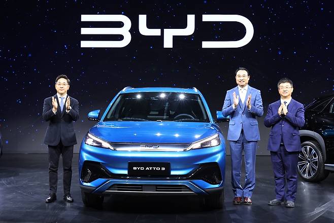 BYD 승용 브랜드 런칭 미디어 쇼케이스'에서 조인철 BYD 코리아 승용부문 대표(왼쪽) 등 관계자들이 아토 3 옆에서 포즈를 취하고 있다./사진=연합뉴스