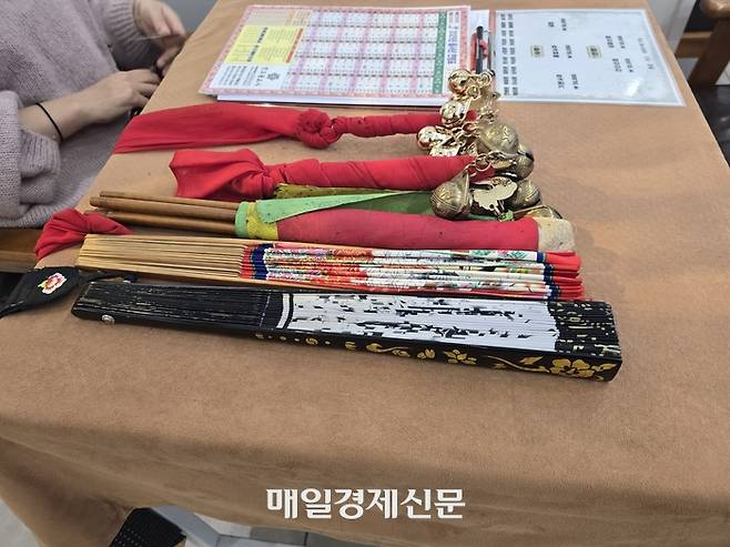 홍대 근처에 위치한 한 점집에서 사용 중인 무속용품. [양세호 기자]