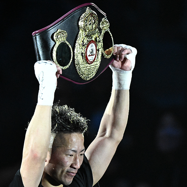 이노우에 다쿠마가 2024년 2월 일본 도쿄 로교쿠 국기관에서 세계복싱협회 밴텀급 타이틀 1차 방어 성공 후 챔피언 벨트를 들어 보이고 있다. 사진=AFP=연합뉴스 제공