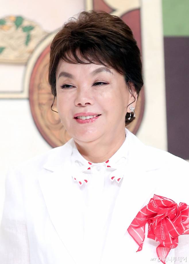 (서울=뉴스1) = 배우 김수미가 25일 오전 별세했다. 향년 75세.  김수미는 지난 5월과 7월 건강상 이유로 병원에 입원해 활동을 잠정 중단한 바 있습니다.  당시 연극 '친정엄마', tvN '회장님네 사람들', KBS2 '사장님 귀는 당나귀 귀' 등 연극, 예능 출연으로 바쁜 나날을 보낸 김수미는 컨디션 이상을 느끼고 휴식이 필요하다는 의료진의 진단을 받아 병원 치료를 받으며 컨디션을 회복할 계획이라 밝힌 바 있다.  사진은 배우 김수미가 2018년 6월1일 한 예능 제작발표회에 참석해 포즈를 취하고 있는 모습.(뉴스1 DB)2024.10.25/뉴스1  Copyright (C) 뉴스1. All rights reserved. 무단 전재 및 재배포,  AI학습 이용 금지. /사진=(서울=뉴스1)