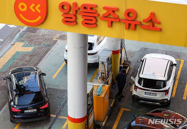 [서울=뉴시스] 김명년 기자 = 서울시내 한 알뜰주유소 모습. 2023.11.07. kmn@newsis.com
