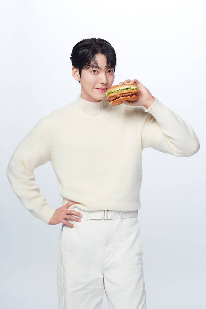 맥도날드 '행운버거' 모델 배우 김우빈(사진=한국맥도날드 제공) *재판매 및 DB 금지