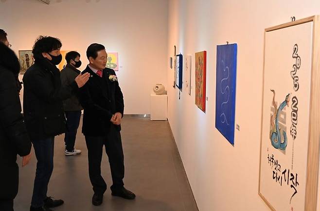 [대구=뉴시스] 대구시 남구는 을사년(乙巳年)을 맞아 뱀을 주제로 한 지역 대표 작가 117명의 작품을 소개하는 특별 전시를 연다. (사진=대구시 남구 제공) 2025.01.27. photo@newsis.com   *재판매 및 DB 금지