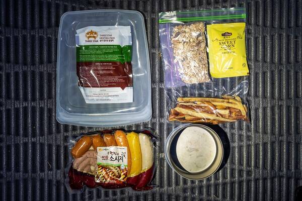 이다은의 저녁 메뉴. 오트밀과 소시지 등을 챙겼다. 발열팩과 실리콘 케이스를 이용해 음식을 데워 먹는다.