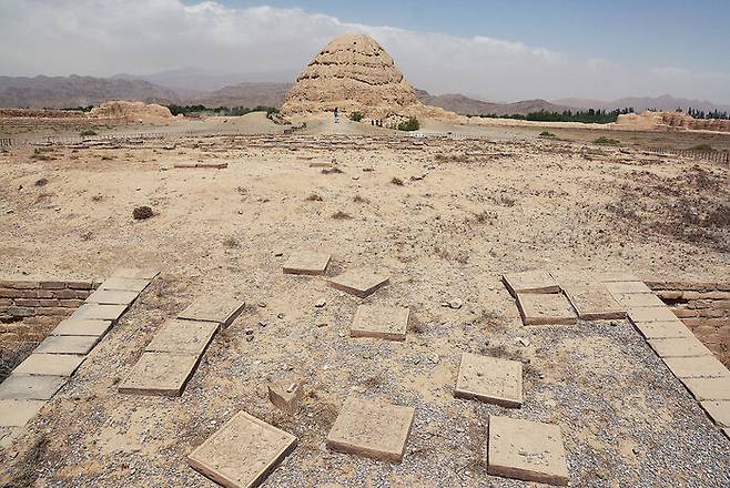 이 제단 터에서 매년 죽은 황제를 위한 제사를 지냈다.