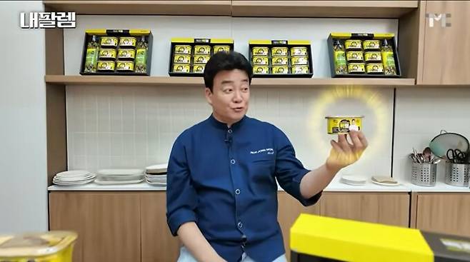 백종원 더본코리아 대표가 자신의 유튜브 채널에서 판매한 빽햄 선물세트 가격과 할인율이 '시청자 기만' 논란에 휩싸였다. 소비자가 5만원대의 제품을 45% 할인해 판매하는 것처럼 말했지만 오픈마켓에서 원가 3만원대인 것이 확인돼서다. 백종원 유튜브 화면 갈무리