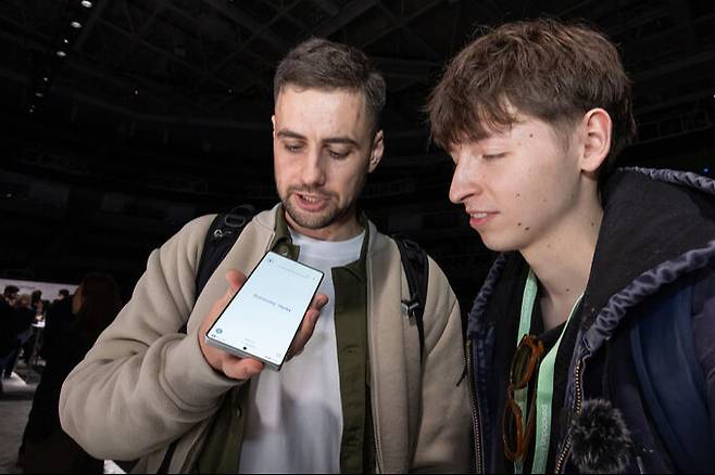 지난 22일(현지시간) 미국 캘리포니아주 새너제이 SAP센터에서 열린&nbsp;‘갤럭시 언팩’에서 참가자들이 갤럭시 S25 시리즈 외관을 자세히 살펴보고 있다.&nbsp;삼성전자 제공