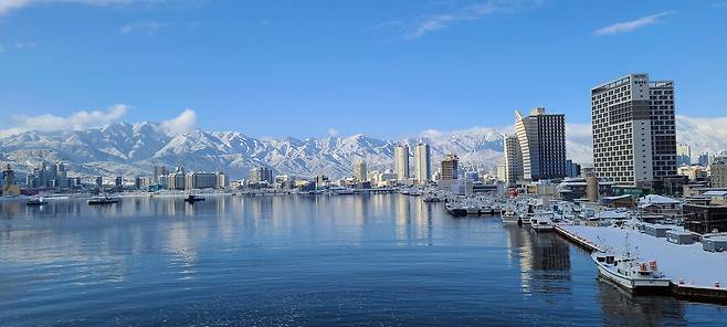 강원도 속초시 청초호 뒤로 설악산의 설경이 보인다. 1990년대 청초호 일대가 유원지로 개발되며 호수의 일부가 육지로 바뀌고 철새 도래지는 훼손되었다.ⓒ연합뉴스