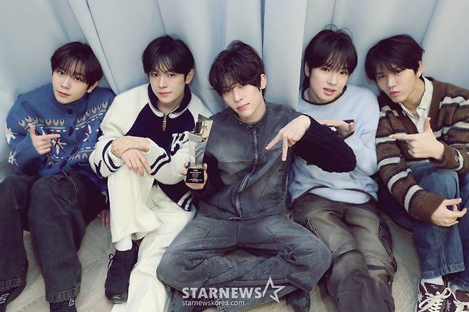 엔시티 위시(NCT WISH)가 서울 성동구 SM엔터테인먼트 사옥에서 진행된 '제 9회 아시아 아티스트 어워즈'(The 9th Asia Artist Awards, 이하 'AAA 2024')' 수상 인터뷰에 앞서 포즈를 취하고 있다./사진=김창현 chmt@