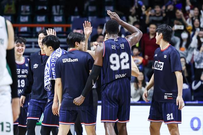 KCC 선수단이 26일 DB전 승리 후 기뻐하고 있다. /사진=KBL 제공