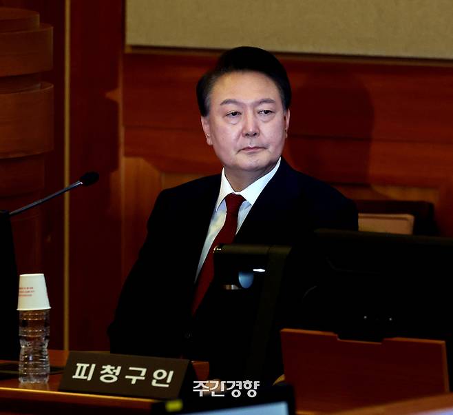윤석열 대통령이 지난 1월 21일 서울 종로구 헌법재판소에서 열린 탄핵심판 3차 변론기일에 출석해 피청구인석에 앉아 있다. 사진공동취재단