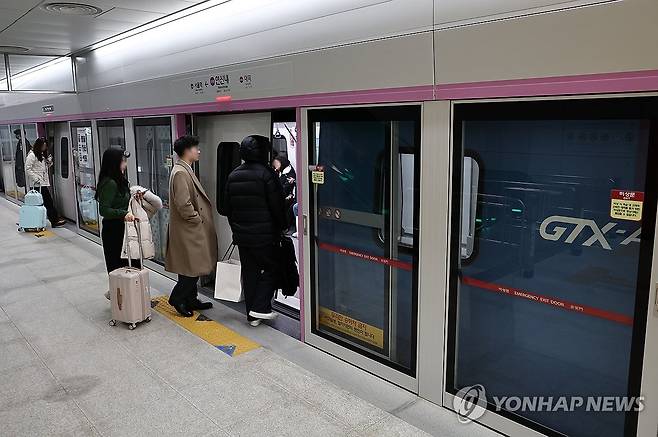‘GTX-A 운정중앙∼서울역 구간, 운행 시작’ (서울=연합뉴스) 윤동진 기자 = 29일 수도권 광역급행철도 GTX-A 연신내역의 모습. 국내에서 두 번째로 개통한 GTX 노선인 운정중앙∼서울역 구간은 지난 28일 오전 운행을 시작했다. 2024.12.29 mon@yna.co.kr