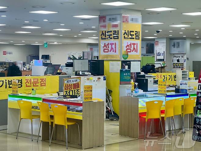 신도림 테크노마트의 한 이동통신 판매점. 저렴한 가격에 단말기를 구입할 수 있다고 홍보하는 문구가 붙었지만 손님이 없어 한산하다. 2024.01.23. ⓒ 뉴스1 신은빈 기자