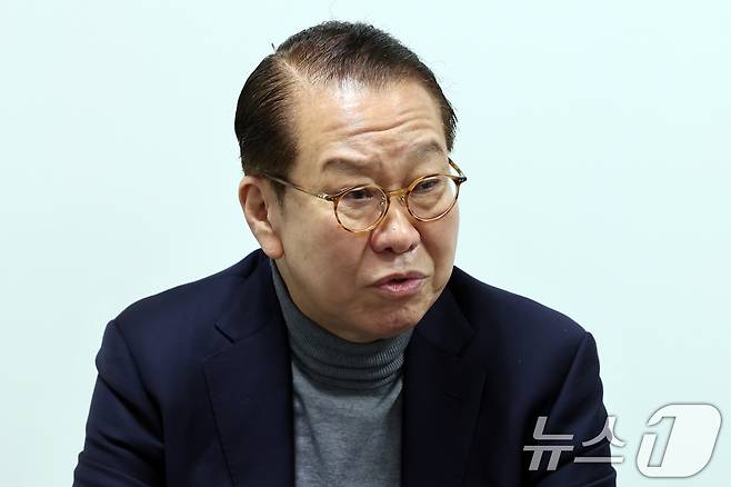 권영세 국민의힘 비상대책위원장이 설 명절 연휴 사흘째인 27일 오후 서울 영등포구 인봉의료재단 영등포병원을 방문, 의료진과 간담회를 하고 있다. 2025.1.27/뉴스1 ⓒ News1 황기선 기자