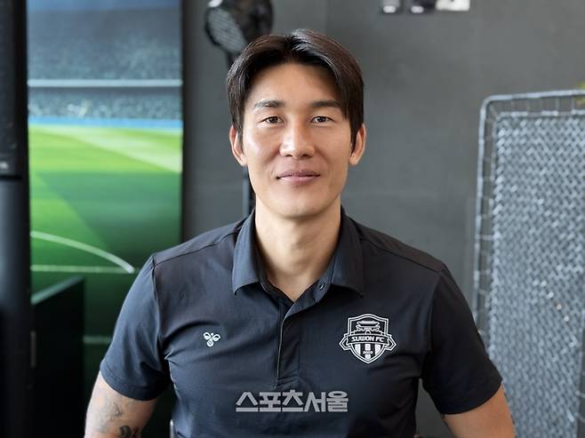 수원FC 이용이 27일 태국 방콕의 노보텔 방콕 퓨쳐파크 랑싯 훈련 캠프에서 본지와 만나 인터뷰한 뒤 사진 촬영에 임하고 있다. 방콕 | 정다워 기자