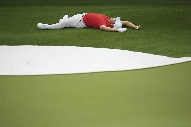 김주형이 28일(한국시간) 소파이센터에서 열린 TGL 2차전에서 벙커샷 후 벌렁 누워 익살스러운 제스처를 취하고 있다. 사진 | AP 연합뉴스