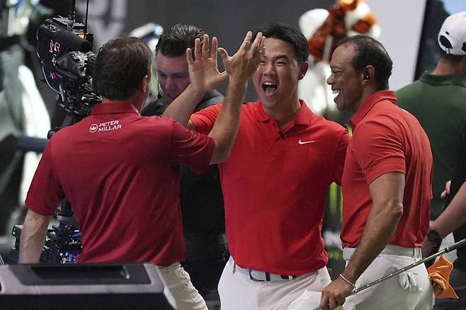 김주형(가운데)이 28일(한국시간) 소파이센터에서 열린 TGL 2차전을 연장 접전 끝에 승리로 장식한 뒤 동료들과 하이파이브하고 있다. 사진 | AP 연합뉴스