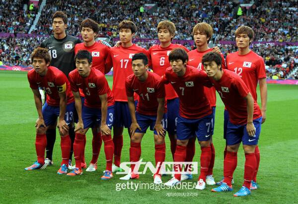 대한민국 U-23 대표팀의 김현성(맨 위 왼쪽에서 세 번째)이 브라질과의 2012 런던 올림픽 4강전을 앞두고 기념 촬영 중이다. 사진┃게티이미지코리아