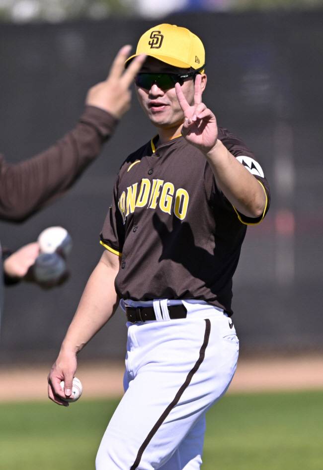 21일(한국시간) 미국 애리조나 주 피오리아에서 열린 샌디에이고 파드리스의 스프링캠프 현장, 고우석이 워밍업을 하며 이야기를 나누고 있다. 피오리아(미국 애리조나 주)=허상욱 기자wook@sportschosun.com/2024.02.21/