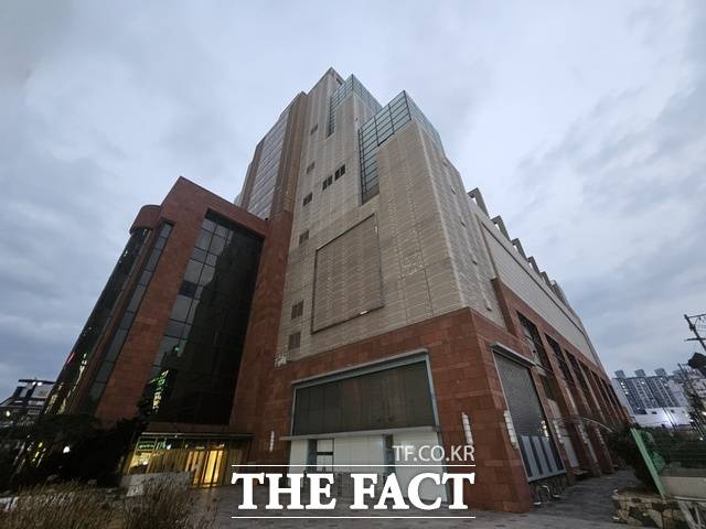 지난해 6월 30일 문을 닫은 롯데백화점 마산점 1층에 불이 켜져 있다. /창원=우지수 기자