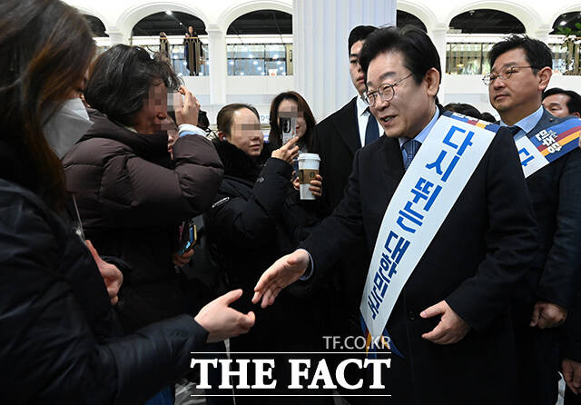 이재명 더불어민주당 대표는 설을 하루 앞둔 28일 "대한민국 민주주의는 가장 힘겹지만 새로운 세상을 목도할 '9부 능선'을 지나고 있다"고 밝혔다. 지난 24일 오전 서울 서초구 고속버스터미널에서 설 명절 연휴를 앞두고 귀성 인사를 하는 이 대표. /박헌우 기자