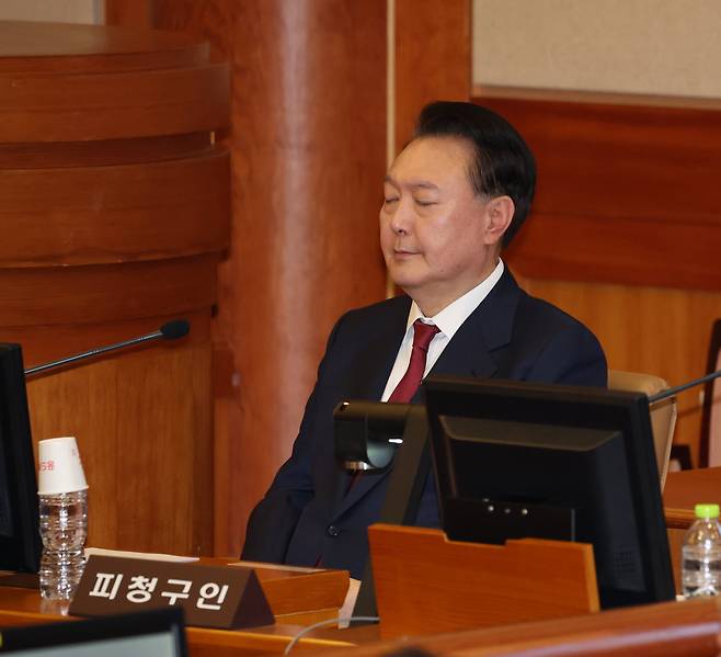 윤석열 대통령이 지난 23일 오후 서울 종로구 헌법재판소에서 열린 탄핵심판 4차 변론기일에 출석해 있다. /사진공동취재단