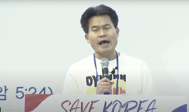 한국사 강사 전한길씨가 지난 28일 서울 여의도 '탄핵반대' 집회에서 발언하고 있다./조선DB