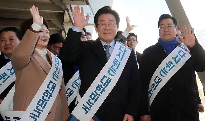 더불어민주당 이재명(가운데) 대표가 지난 24일 서울 서초구 고속버스터미널에서 귀성객을 향해 인사하고 있다. /뉴스1