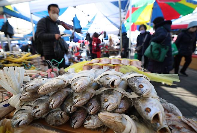 설 연휴를 앞두고 경기 성남시 중원구 모란민속5일장에서 시민들이 제수용품 구매를 하고 있다. /뉴스1