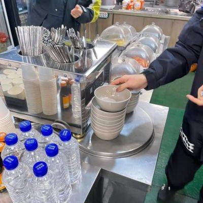 신장식당에서 소방관들에게 제공한 반찬과 식기류 [이미지 출처=SNS 캡처] "들어와서 라면 드시고 화장실 쓰세요"…새벽 화재 현장서 식당 오픈한 주인