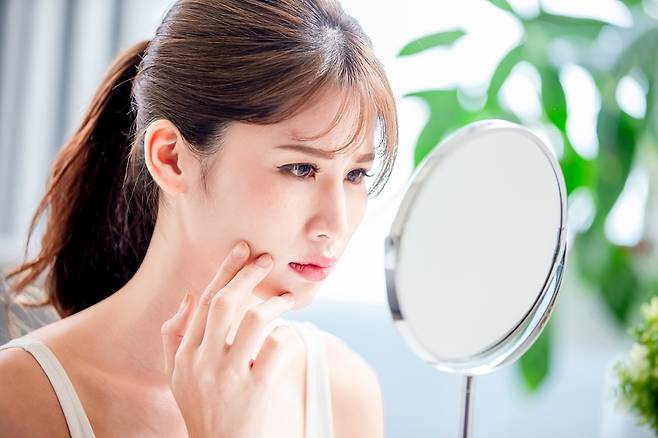 ▲아토피 피부염 ▲민감성 피부 ▲주사 피부염 환자​가 리들샷, 스피큘 등 미세 바늘이 들어간 화장품을 쓰면 피부 자극으로 인해 증상이 심해질 수 있다./사진=클립아트코리아