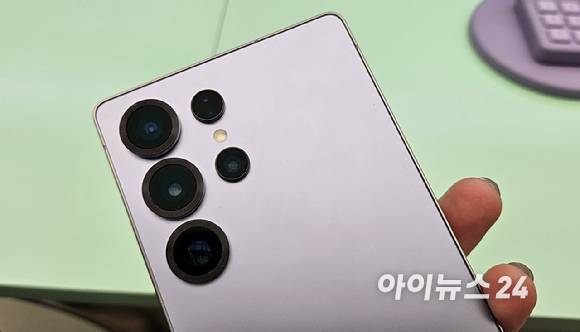 갤럭시S25 울트라 모델의 후면 카메라 디자인. [사진=박지은 기자]