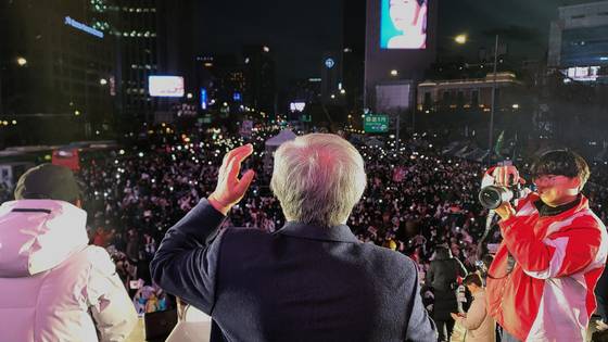 서울 광화문 일대에서 열린 윤석열 대통령 지지 집회에서 전광훈 사랑제일교회 목사가 '김건희 특검법안' 부결 소식을 전하는 모습. 김창용 기자