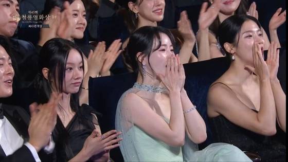 배우 임지연(오른쪽에서 두번째)이 지난해 11월 29일 서울 여의도 KBS홀에서 열린 제45회 청룡영화상 시상식에서 무대에 오른 배우 정우성에게 환호를 보내고 있다. 사진 KBS 캡처