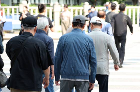 지난해 9월 통계청 '2024 고령자 통계' 발표에 따르면 올해 기준 우리나라의 65세 이상 인구는 993만 8000명으로 전체 인구의 19.2%를 차지했다. 서울 한 공원에서 노인들이 이동하고 있다. 뉴스1