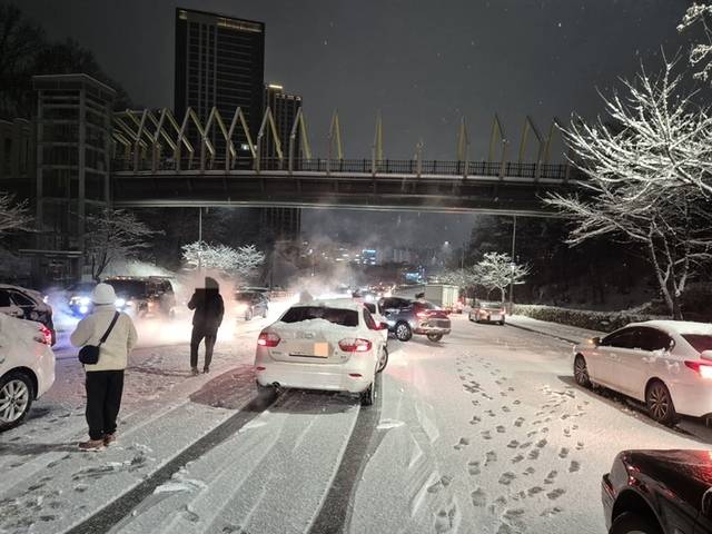 ▲ 오후 6시 10분쯤에는 무실동 법원사거리 인근 도로(무실동 방향)에서 오토바이와 승용차 등 차량 4대가 정차 중 미끄러져 잇따라 추돌했고, 비슷한 시각 같은 도로에서 승용차 3대가 또 다시 추돌하는 사고가 발생해 한시적 정체를 빚었다.