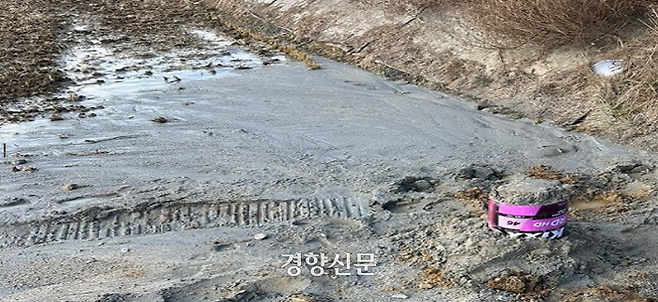 충북 진천에서 시설 오이를 재배하기 위해 이모씨(36)가 구입한 땅이 휑하게 비어 있다. 청년 농부를 위한 대출 사업(후계농업경영인 육성자금)에 선정되지 못한 이씨 부부는 진행하던 비닐하우스 농사를 일단 중단했다. 후계농 자금지원 중단사태 긴급 간담회 자료집 갈무리