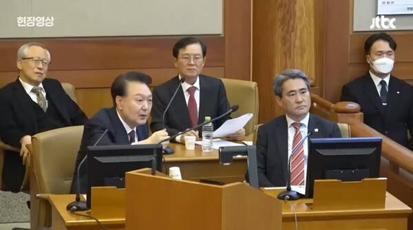 ▲윤석열 대통령이 지난 23일 헌법재판소 변론기일에 출석해 증인으로 나온 김용현 전 국방부장관을 직접 신문하고 있다. 사진=JTBC 영상 갈무리