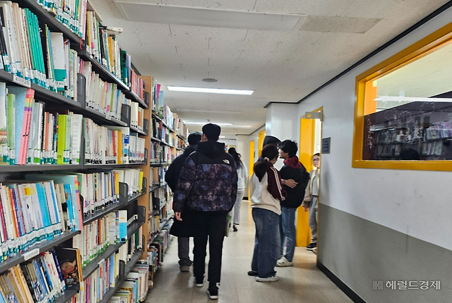 지구촌학교 복도에서 학생들이 걸어가고 있다. 박혜원 기자