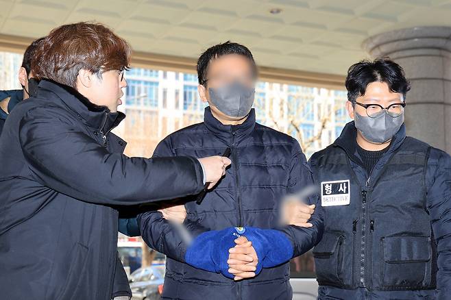 서울서부지방법원 폭력 집단난동 사태 당시 판사실에 침입한 40대 남성 이모 씨가 지난 23일 오후 서울 마포구 서울서부지법에서 열린 구속 전 피의자 심문(영장실질심사)에 출석하고 있다. [연합]